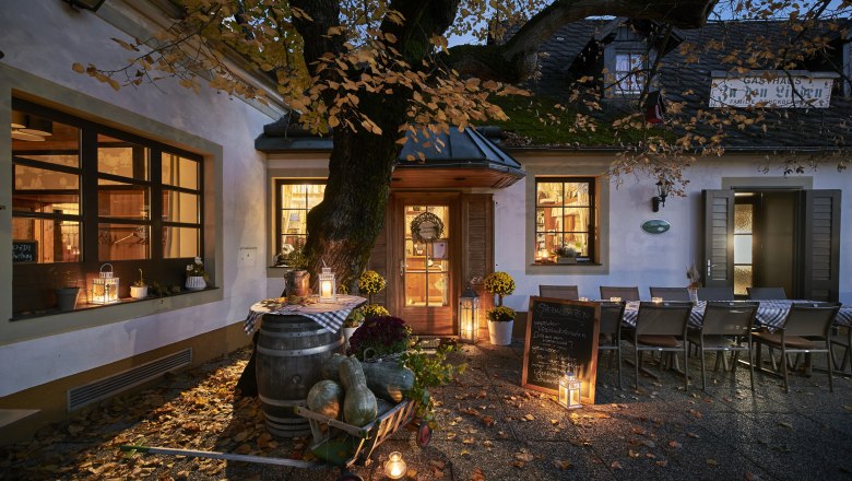 Gemütliches Gasthaus im Wienerwald mit herbstlicher Dekoration und einladender Atmosphäre.