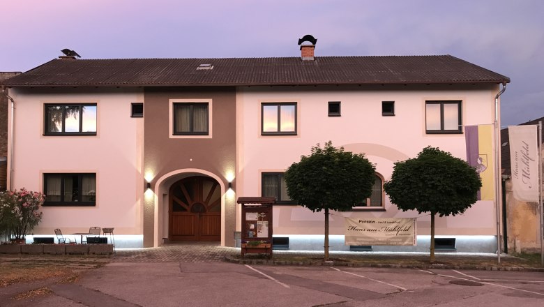 Straßenansicht bei Dämmerung, © Susanne Kernbichler Straßenansicht bei Dämmerung, © Susanne Kernbichler