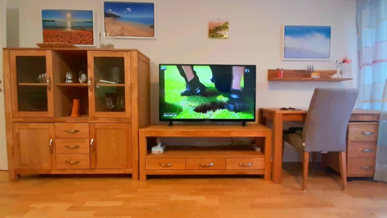 Wohnschlafraum mit Flachbild TV, &copy; Gottfried Steiner