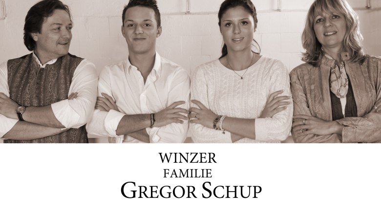 Vier Personen stehen nebeneinander, lächeln und haben die Arme verschränkt. Darunter steht 'Winzer Familie Gregor Schup'.
