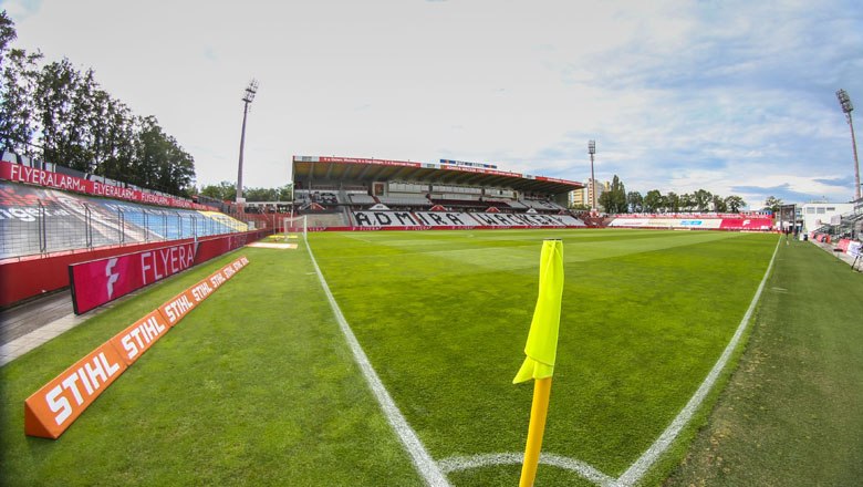 Fu&szlig;ballstadion des FC Flyeralarm Admira mit leeren Trib&uuml;nen und Spielfeld.