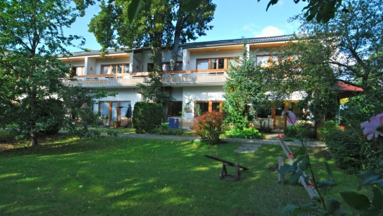 Appartementhotel Witzmann, © Witzmann Appartementhotel Witzmann mit Garten und Bäumen.