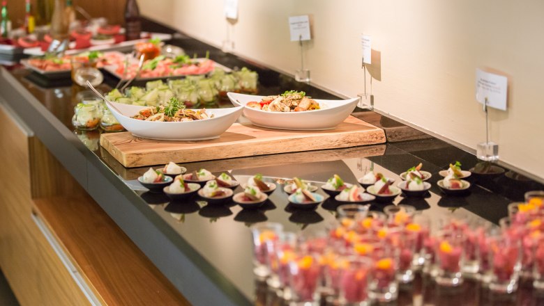 Ein Buffet mit verschiedenen Speisen auf einem Tisch.