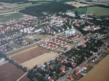 Luftaufnahme von Ebergassing mit Wohnhäusern und Feldern.