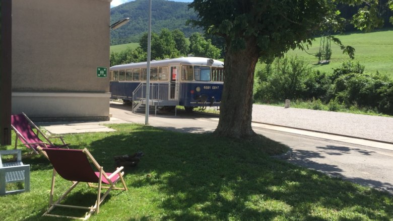 Liegestühle vor dem Gepäckwagen, © M. Schorn Liegestühle vor dem Gepäckwagen, © M. Schorn