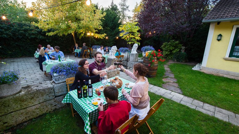 Kulinarischen Genuss bieten 20 Heurigenbetriebe, &copy; Marktgemeinde Leobersdorf