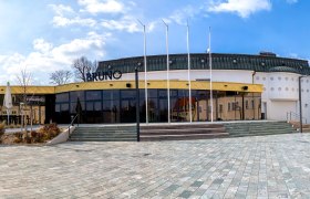 Au&szlig;enansicht eines modernen Geb&auml;udes mit der Aufschrift 'BRUNO'.