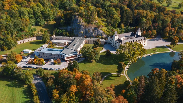 Hotelanlage mit Schloss, &copy; Peter Hruska