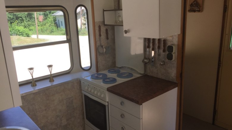 Kleine Kochm&ouml;glichkeit mit E-Herd in der K&uuml;che des 100 Jahre alten Gep&auml;ckwagens, &copy; M. Schorn