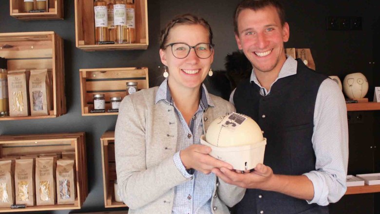 Bernadette und Johannes im Bio Hofladen am Obermaierho, &copy; Obermaierhof