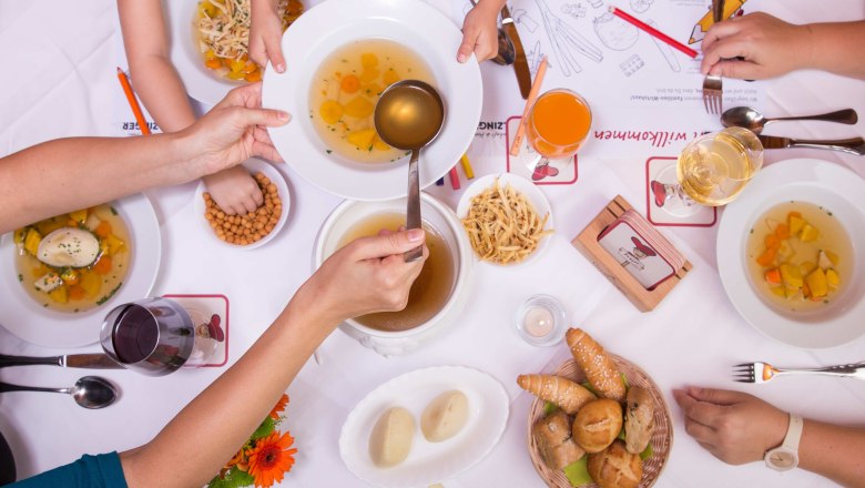 Familienessen beim Holzinger, &copy; Martin Schotte