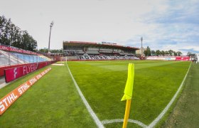 Fußballstadion des FC Flyeralarm Admira mit leeren Tribünen und Spielfeld.
