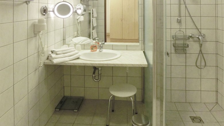 Badezimmer (auch barriefrei verfügbar) mit Duschkabine, elektrisch beleuchteter Rasier-/Schminkspiegel, Fön, Handtuchwärmer, Körperwaage, © Appartements Verberne