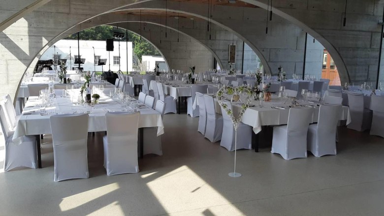 Wedding table in the modern part of the glass salon, © Starlinger
