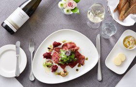 Luftgetrockneter Hirschschinken mit marinierten roten R&uuml;ben und Honig, &copy; Weinland Thermenregion/Daniel Nuderscher