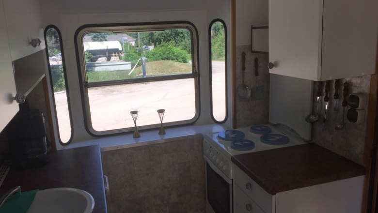 View into the kitchen of the 100-year-old baggage car, &copy; M. Schorn