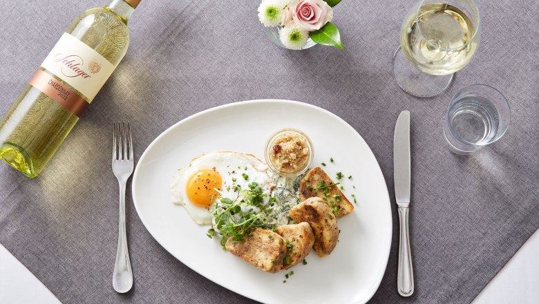 Vollkornknödel mit Blattspinat, Ei, Honig-Chili Nüssen, © Weinland Thermenregion/Daniel Nuderscher