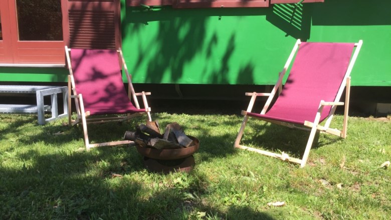 Vorgarten mit Liegest&uuml;hlen, &copy; M. Schorn