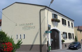 Ein Gästehaus mit der Aufschrift 'Gästezimmer am Bauernhof Fam. Zöchmeister'.