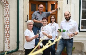 Familie im Hof, &copy; Dagmar H&auml;ndler