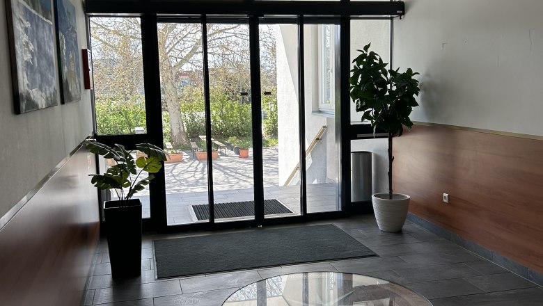 Ausgang auf die Terrasse und Parkplatz, &copy; Wienerwald Tourismus PR