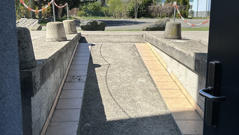 Rampe f&uuml;r Fahrr&auml;der zum abschliessbaren beheizten Fahrradraum, &copy; Wienerwald Tourismus PR