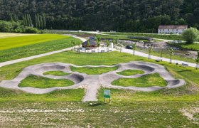Pumptrack im Rückhaltebecken Fahrafeld