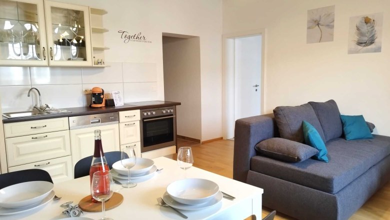 Wohnzimmer mit K&uuml;che, &copy; Ferienzimmer Reinisch Tattendorf