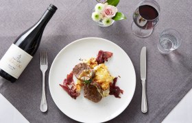Gebratene Rinderfiletscheiben mit Feigensenf glaciert, K&auml;senockerl und Balsamico - Zwiebeln, &copy; Weinland Thermenregion/Daniel Nuderscher